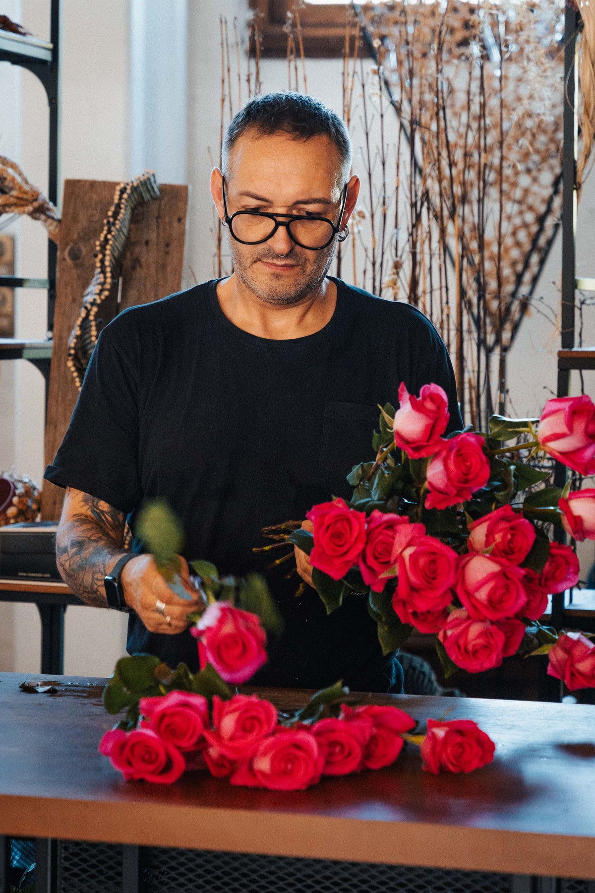 Daniele di DFlowers mentre lavora con le rose
